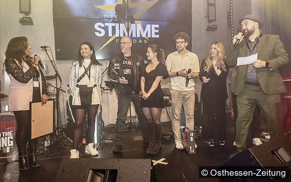 Gewinnerinnen, VIP-Fachjury und Moderator Shaggy Schwarz auf der Bühne im S-Club Fulda